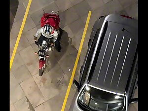 ENTREGADOR VEIO TRAZER O O LANCHE E ESTAVA DE PAU DURO, DEI UMA MANJADA E O PUTO PERGUNTOU SE EU QUERIA PEGAR. - FREE