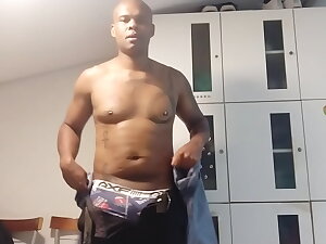 Me trocando no vestiário e passando um creme no corpo