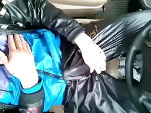 Tela sire pantalón y campera caliente en el car