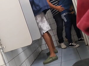 Foda no banheiro publico