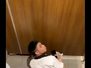 Quay lén nhóc sục cặc lén trong the Gents