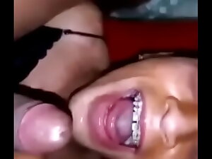 Travesti lima tragando semen