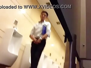 anh văn phòng sục cu trong toilet vincom